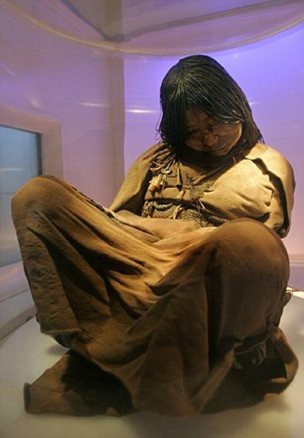 胡安妮塔当年作为安抚神灵的祭品被带到高海拔,遗体才得以保存下来。