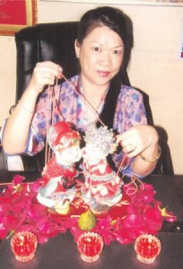 妙婵师太先斩掉阿丽桃花,再做“锁心锁愿术”,把阿明和阿丽的情缘束紧。