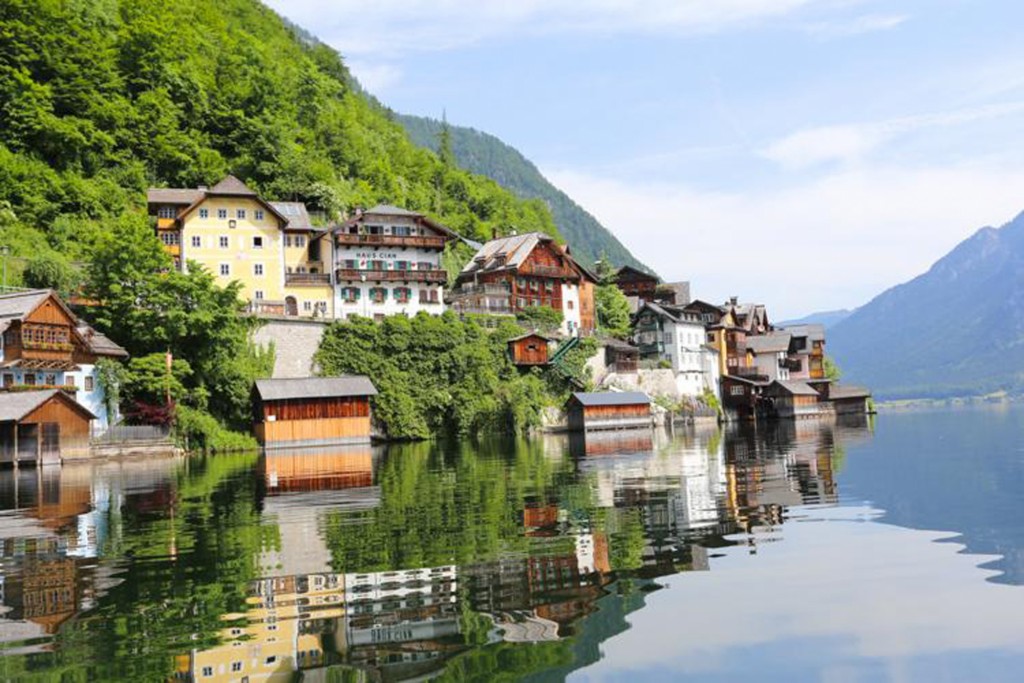 哈尔施塔特是奥地利最古老的小镇，被誉为“欧洲最美小镇”和“世界上最美丽的湖泊”，被联合国教科文组织列入“世界文化遗产”。