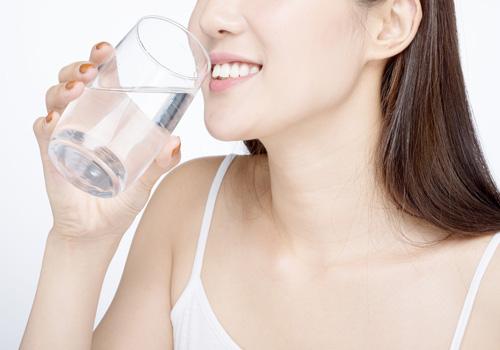 多喝水能减缓牙齿变黄。