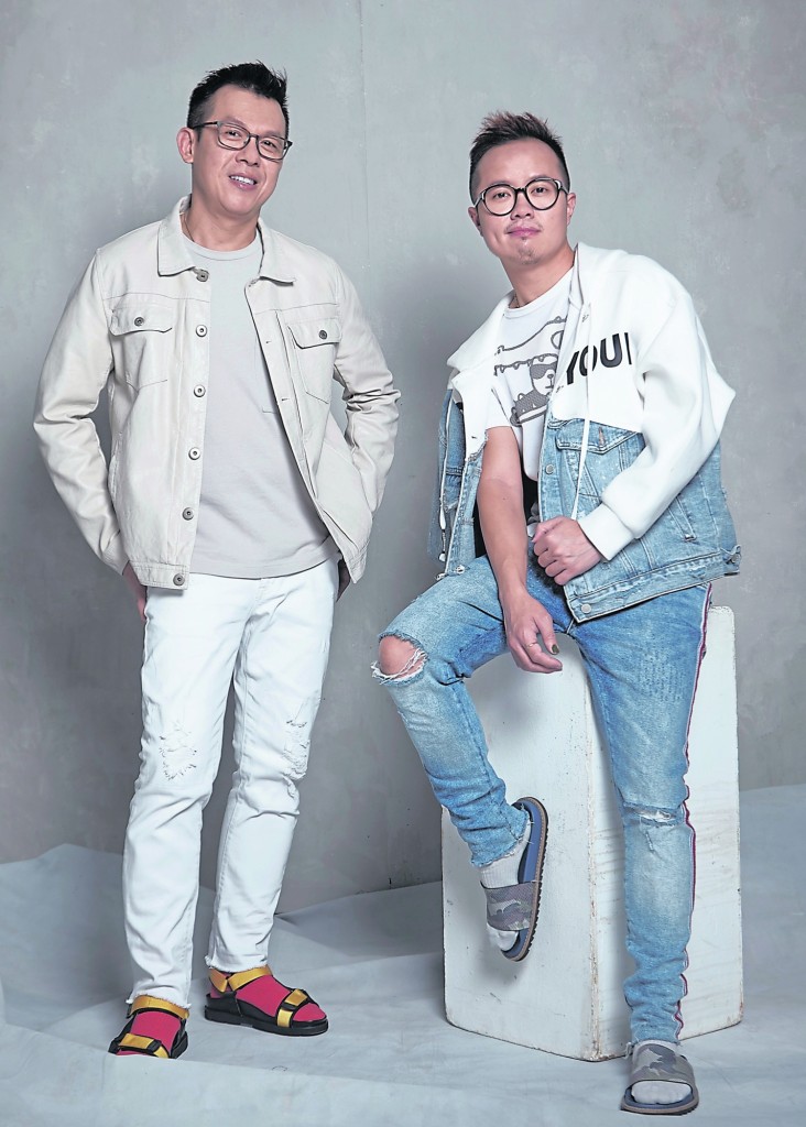 （左起）Project 1826 创办人曾详记（Richard）和卢骏业（Alfies）打造适合亚洲人穿的时尚凉鞋，获得不少知音人的喜爱。
