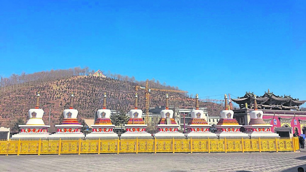 按照藏传佛教的习俗，只有高僧活佛圆寂，才有资格塔葬，塔葬习俗历经多年的沿袭，如今仍在延续。