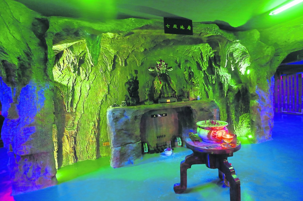 地下室采用青、红、紫、蓝灯光营造出“地府”阴森氛围。