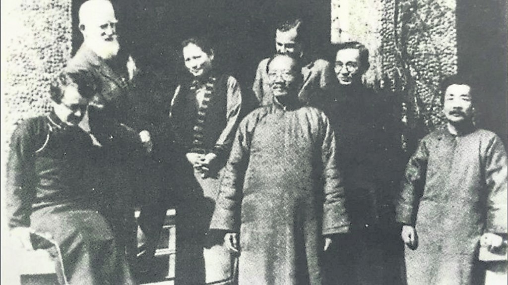 从右至左：鲁迅、林语堂、伊罗生、蔡元培、宋庆龄、萧伯纳、史沫特莱于上海。