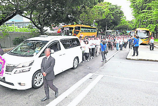 在出殡前，家属已为亡者选好墓地，其出殡规模受亡者遗愿和家族势力的影响，小大由之。