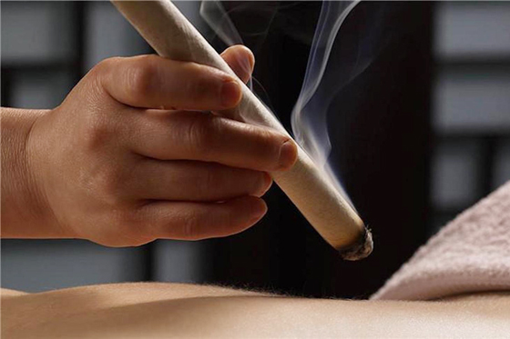 临床上使用的灸法,借用点燃的药灸或艾灸,向身体相关