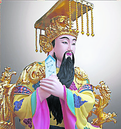 地官圣诞为农历七月十五日,在这一天,祂会降临到人间,为平民百姓判断罪恶或福报,赦免罪行。