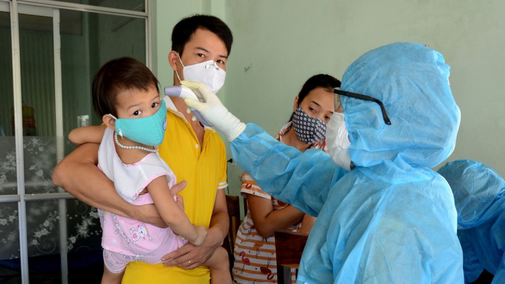 从7月26日开始，岘港等地的医务工作者已再次“披甲上阵”，深入社区监控隔离者的健康情况。