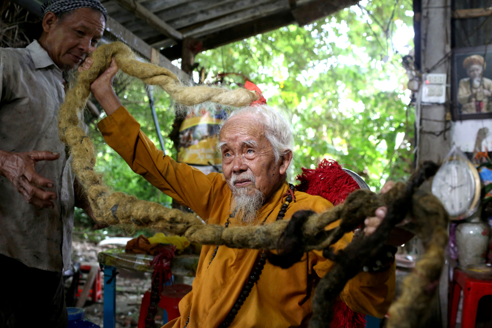 住在越南的阮文建爷爷在过去近 80年来，从未剪过头发，因此也留出一头长达 5公尺的头发。