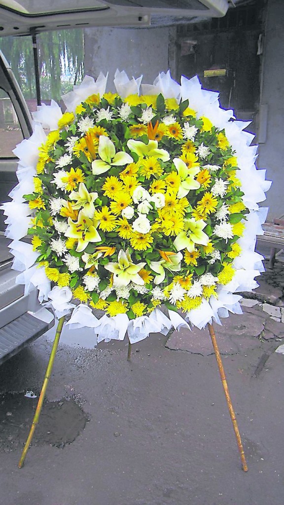 人们向逝者敬献花圈以示悼念，其中‘弔’与‘悼’千万不可弄乱。
