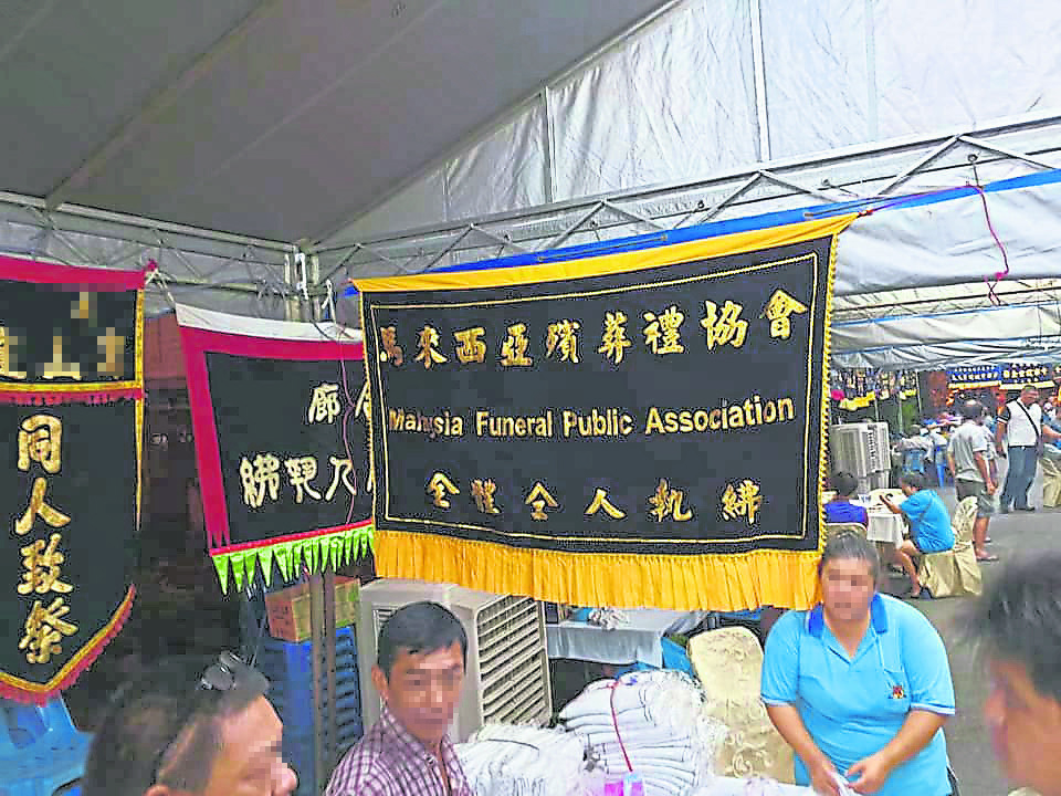 一般悬挂在灵堂两则的挽联,除了是对逝者哀悼之外,也赞美往生者生平的成绩与美德。