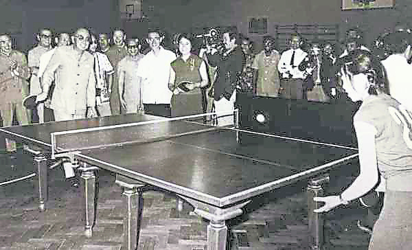 1974年6月29日,敦拉萨访问清华大学时与女学生打乒乓。后排左二戴眼镜者为曾永森。