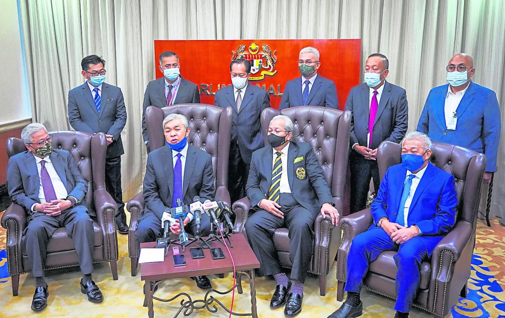 巫统兼国阵主席阿末扎希再三强调,沙巴首长的人选,只能由国阵和盟党的州议员选出,打脸慕尤丁要任自己人担任沙巴首长。