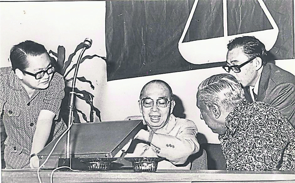由于敦拉萨的提拔,曾永森在1973年被升任为特别任务部长,官职直逼李三春(左)。