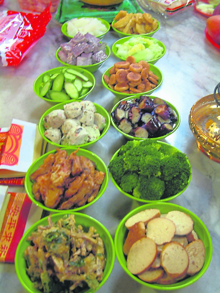 一般华人丧礼也会准备“七碗菜”，饭菜奠品需定时更换。