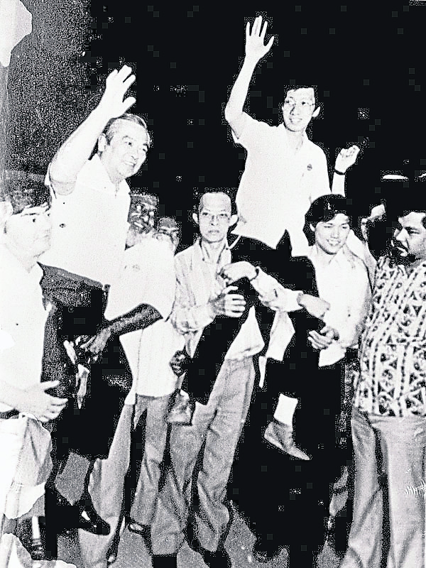林苍佑(左)和许子根(右)在1982年4月大选成绩公布胜利后,双双被支持者抬起。