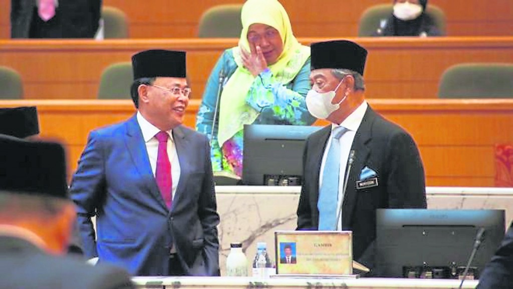 前柔佛州务大臣奥斯曼频频不避嫌出席“斗士党”的活动,而遭土著团结党内部调查。