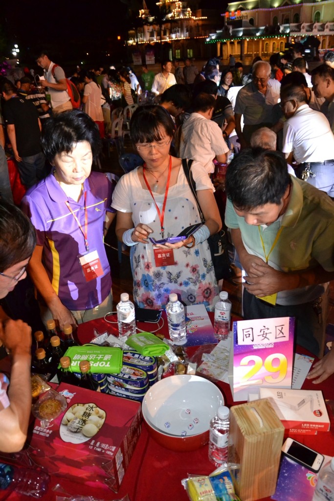 在台湾人还有一项中秋活动非常有意思，玩博饼的人用六粒骰子投掷结果组合决定胜负赢得奖品，借此博一个来年好运的彩头。