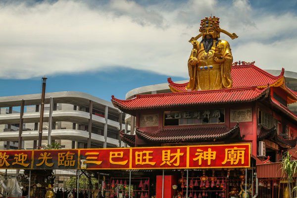 新三巴旺财神庙,火烧2小时财神爷安然无恙。