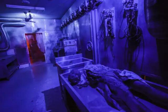 鬼屋迷宫里还安置了各种样式的残肢断臂，还原被“僵尸”啃食的场景，效果非常逼真。