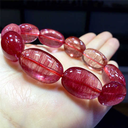 红发晶总是给人一种热情奔放的感觉,一种压倒一切的气势。