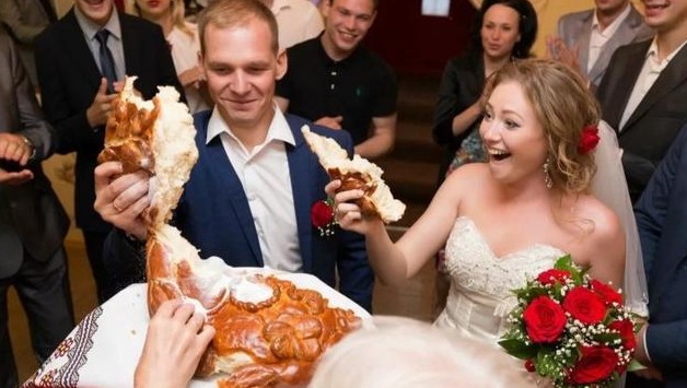 俄罗斯的婚宴上，按照习俗，新婚夫妇要各掰下一块面包蘸盐后敬献给自己的父母，以感谢养育之恩。