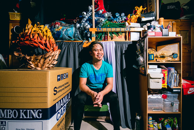 Mark在菲律宾是担任便利店的店长，一心想赚更多钱的他，没想到到了台湾却是党工厂员工。