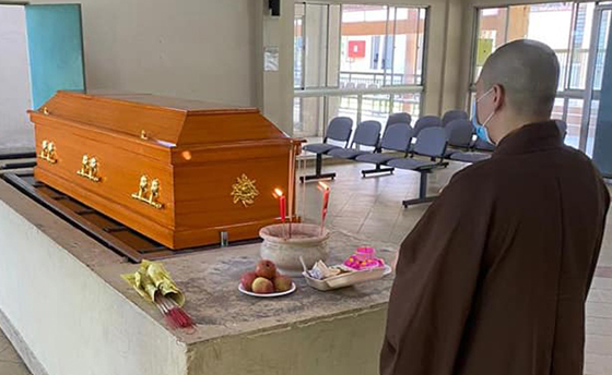 经善心人士推荐委托，由马来西亚殡葬礼协会属下的寿板店会员代为处理殡葬事宜。