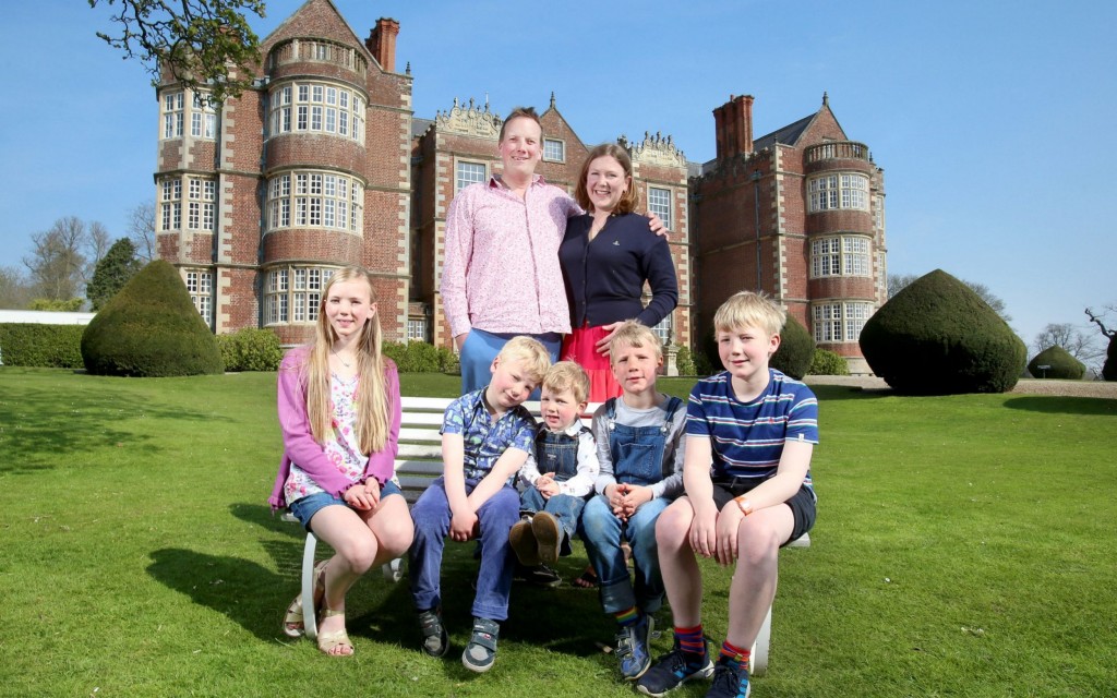 男主人Simon Cunliffe Lister在12岁时已经继承这座伯顿艾格尼丝厅，如今一家7口在此生活。