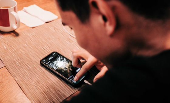 Telegram只是其中一个管道,其他的网络社交平台一样充斥类似的色情交流群组。