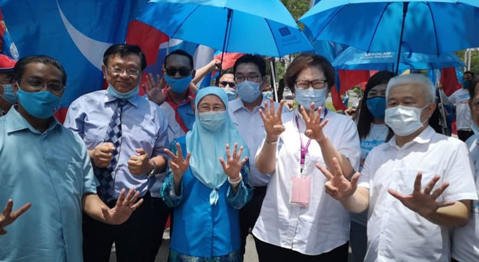 公正党顾问理事会主席旺阿兹莎(中),为了支持刘静芝,与多名支持者在烈阳下等待刘静芝提名完毕。