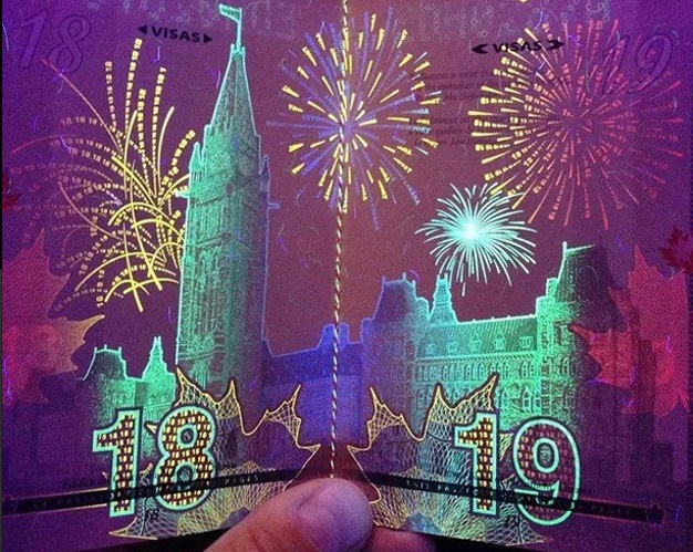 图为加拿大护照，护照内页在紫外光下会出现烟火美景。