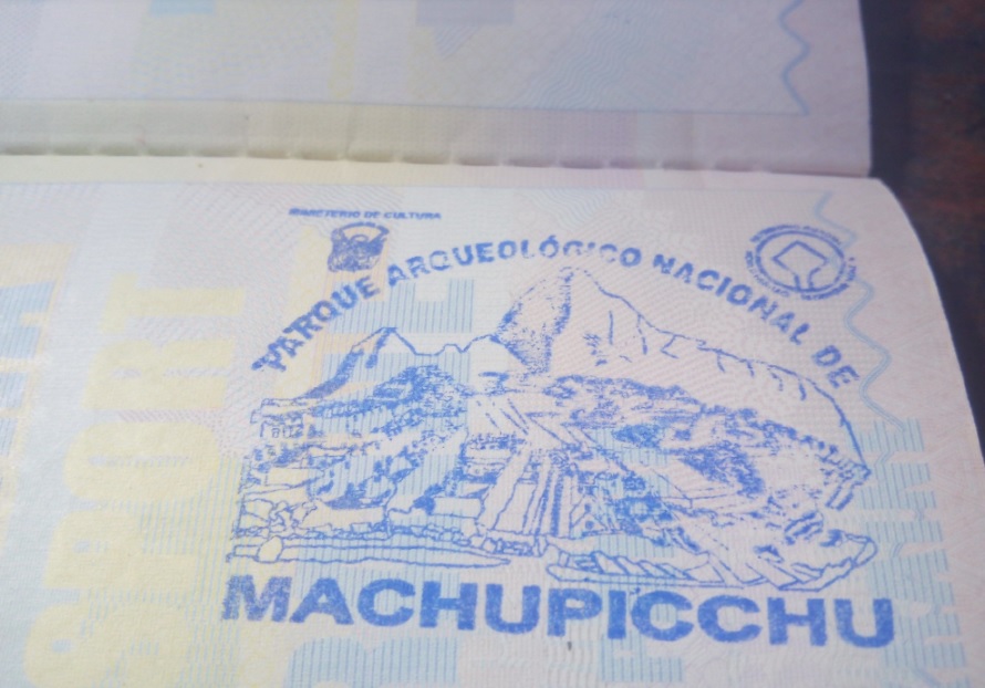 来到秘鲁的印加文化遗址马丘比丘，可以看到当地提供的景点纪念章，这样的印章盖在护照上，会造成在旅行时无法顺利出入境。
