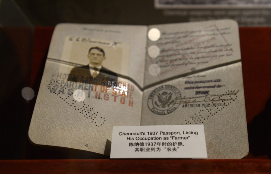 第一次世界大战过后，护照上都必须要附上照片。图为二战美国空军指挥官，有“飞虎将军”之称的陈纳德(Claire Lee Chennault)。