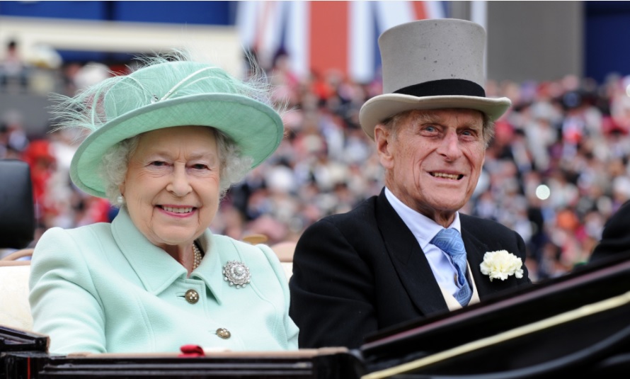英国女王伊莉莎白二世不需要护照，但她的另一半菲利普亲王(Prince Philip, Duke of Edinburgh)需要护照。