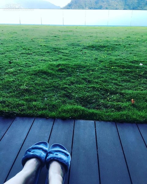 她曾在脸书PO出新家的照片，阳台外有一片绿油油的草原，整个住家被大自然环绕着。