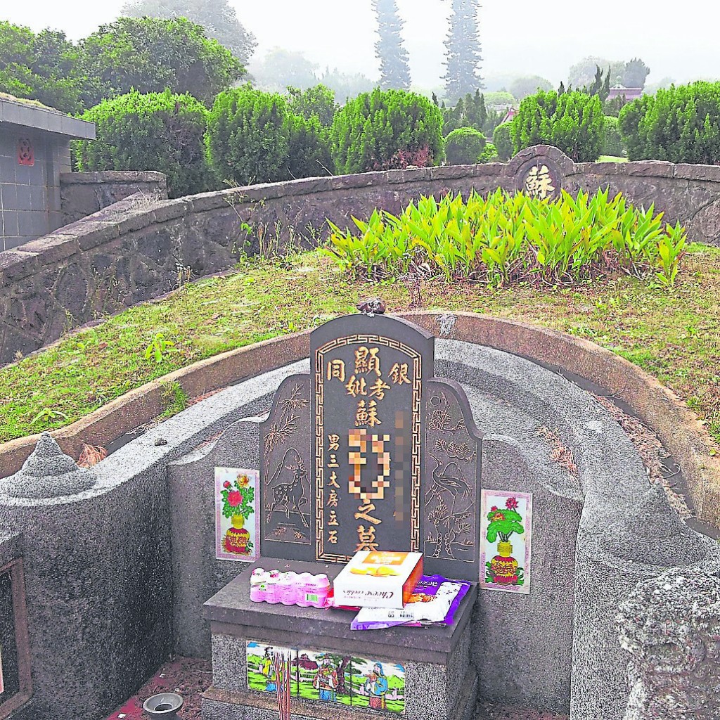 人死留名,碑记生平,墓碑上的碑文,不但记载了亡者的姓名身份、生时忌辰,也可以从一块石碑中窥探出亡者是富贵人家还是普通人家。