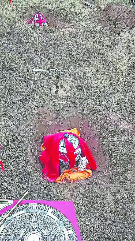 所谓种生基,是一种风水改运方法,把事主的头发、指甲、衣服及随身物品,放在已选好的风水穴下埋葬再祈福。