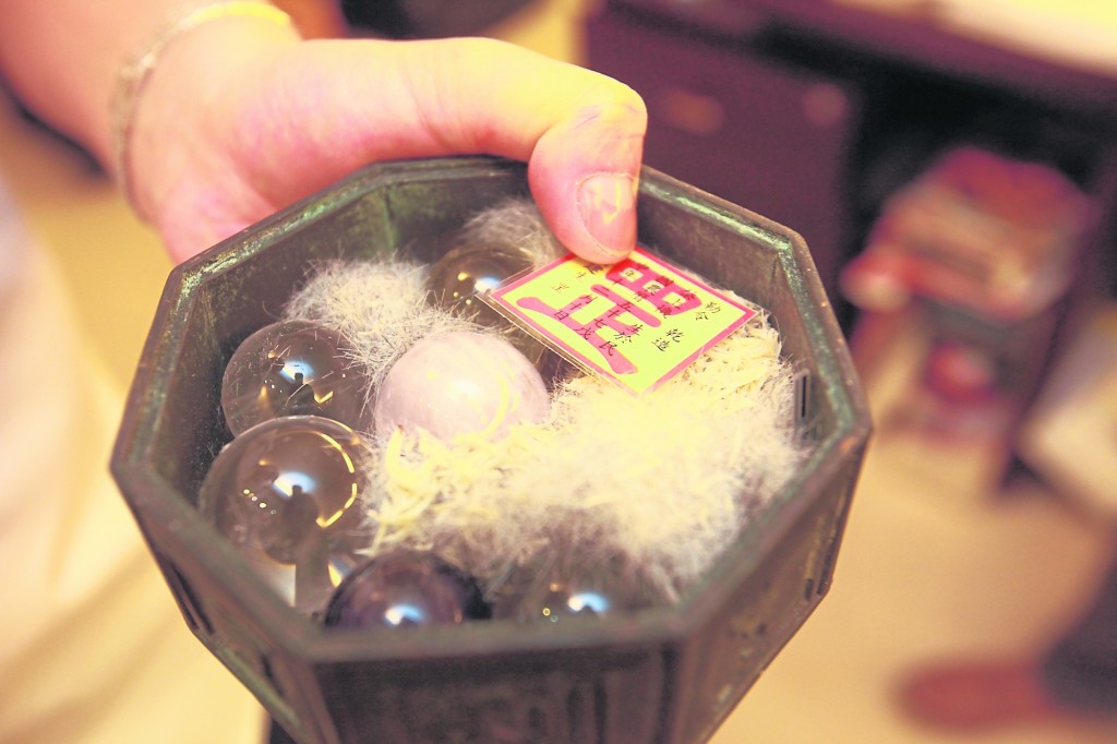 “生基盒”内放入当事人的毛发、指甲、血液,加上生辰牌及水晶,据说可增强磁场。