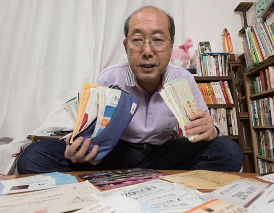 71岁桐谷广人已经投资上千间日本企业，每年拿到许多的优惠券，在平日生活上所有东西，都是靠股东优惠券换来的，包括柴米油盐、衣服鞋子、书籍杂志，甚至连外出用的脚踏车与背包，也是免费换来的。