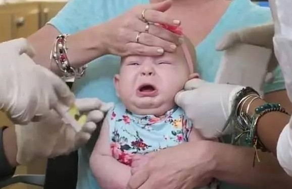 在西班牙,女宝宝出生就打耳洞是一种风俗。