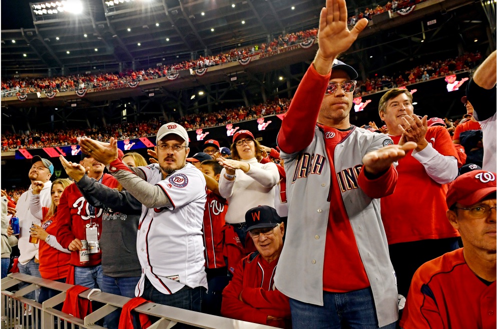 去年 10月,在华盛顿特区华盛顿国民队(Washington Nationals)对上休士顿太空人队(Houston Astros)的一场棒球比赛上,华盛顿国民队的球迷跟著“Baby Shark”的音乐跳起了“Baby Shark”的舞蹈。