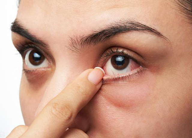 不少戴隐形眼镜的人,长时间对着电脑,眼睛会发干,发涩,非常不舒服