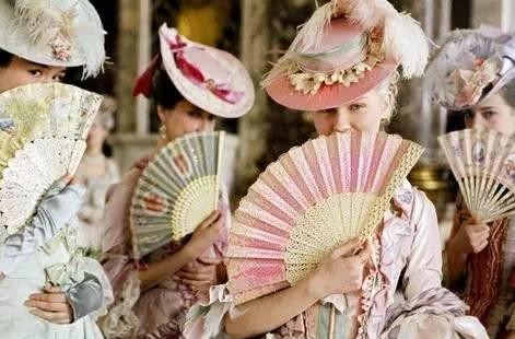扇子是西班牙女士出门进行社交活动的必备品。