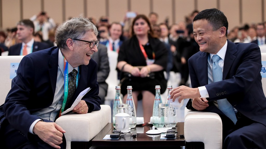 SHANGHAI, CHINA - NOVEMBER 05:  Microsoft founder Bill Gates (L) talks with Alibaba Chairman Jack Ma (R) bfore duirng the Hongqiao International Economic and Trade Forum in the China International Import Expo at the National Exhibition and Convention Centre on November 5, 2018 in Shanghai, China. The first China International Import Expo will be held on November 5-10 in Shanghai. (Photo by Lintao Zhang/Getty Images) Import Expo Paraallel Session on Trade Innovation  (Photo by Lintao Zhang/Getty Images)