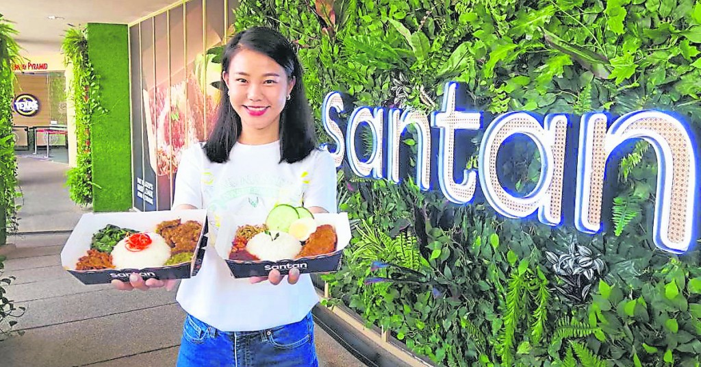 亚航目前已在吉隆坡谷中城商场及双威金字塔购物中心开设Santan餐厅。