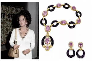 伊丽莎白泰勒和她挚爱的梵克雅宝紫锂辉石项链和耳环。