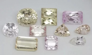 锂辉石是一种含锂元素的矿物，有紫、红、黄、绿等多种颜色。
