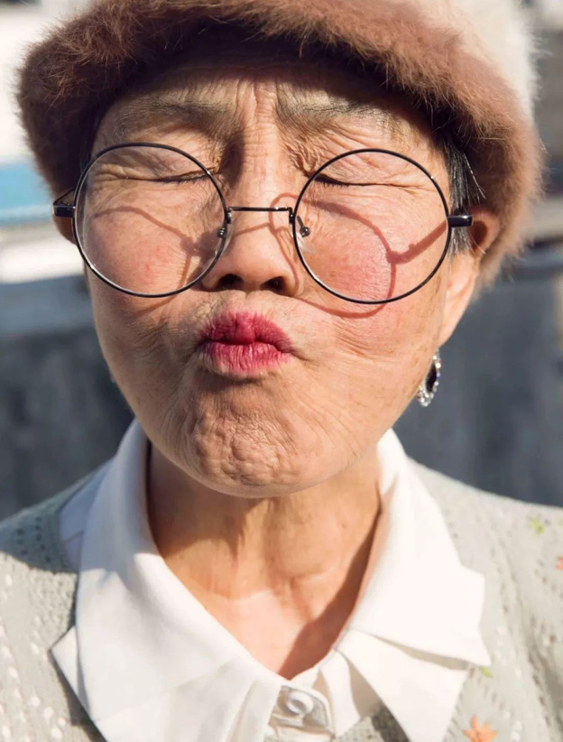 孙女只是简单一句扮鬼脸,奶奶就轻易达到要求了。