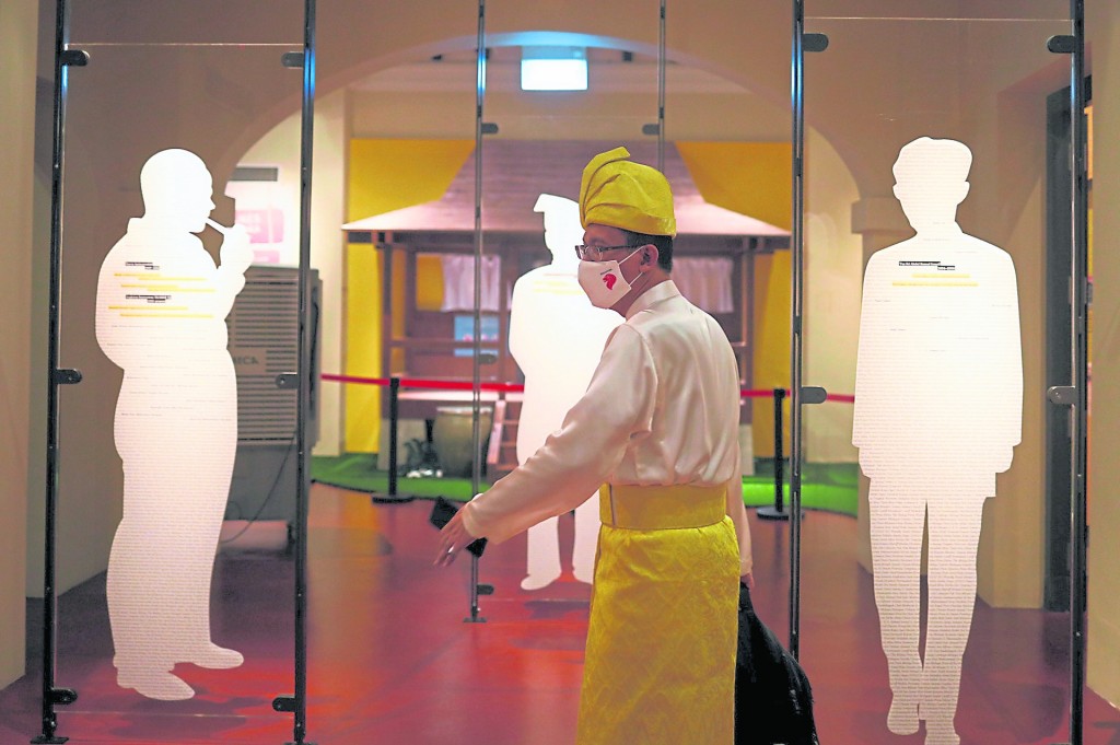 身穿传统服装的“东姑”沙瓦勒重回他的旧居——甘榜格南王宫，现在已是马来传统文化馆。